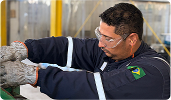 Profissional TurboTech em atividade de oficina
