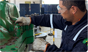 Profissional TurboTech em manutenção de equipamento industrial