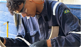 Profissional TurboTech em atividade técnica