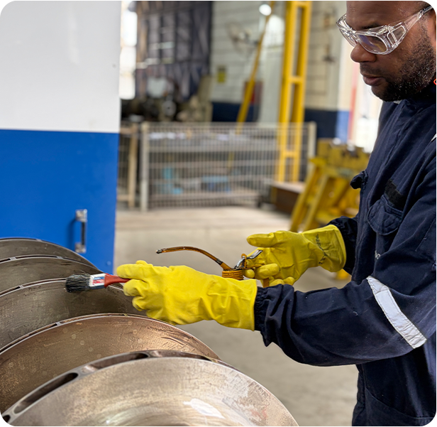 Profissional TurboTech em serviço de manutenção de turbomáquina