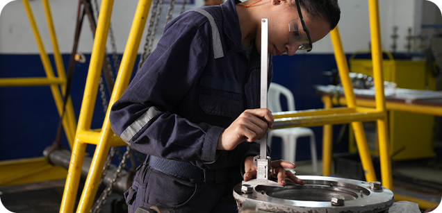 Profissional TurboTech em inspeção dimensional de componente